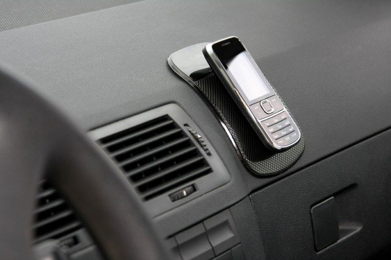 Przyklej sprzęt do deski rozdzielczej