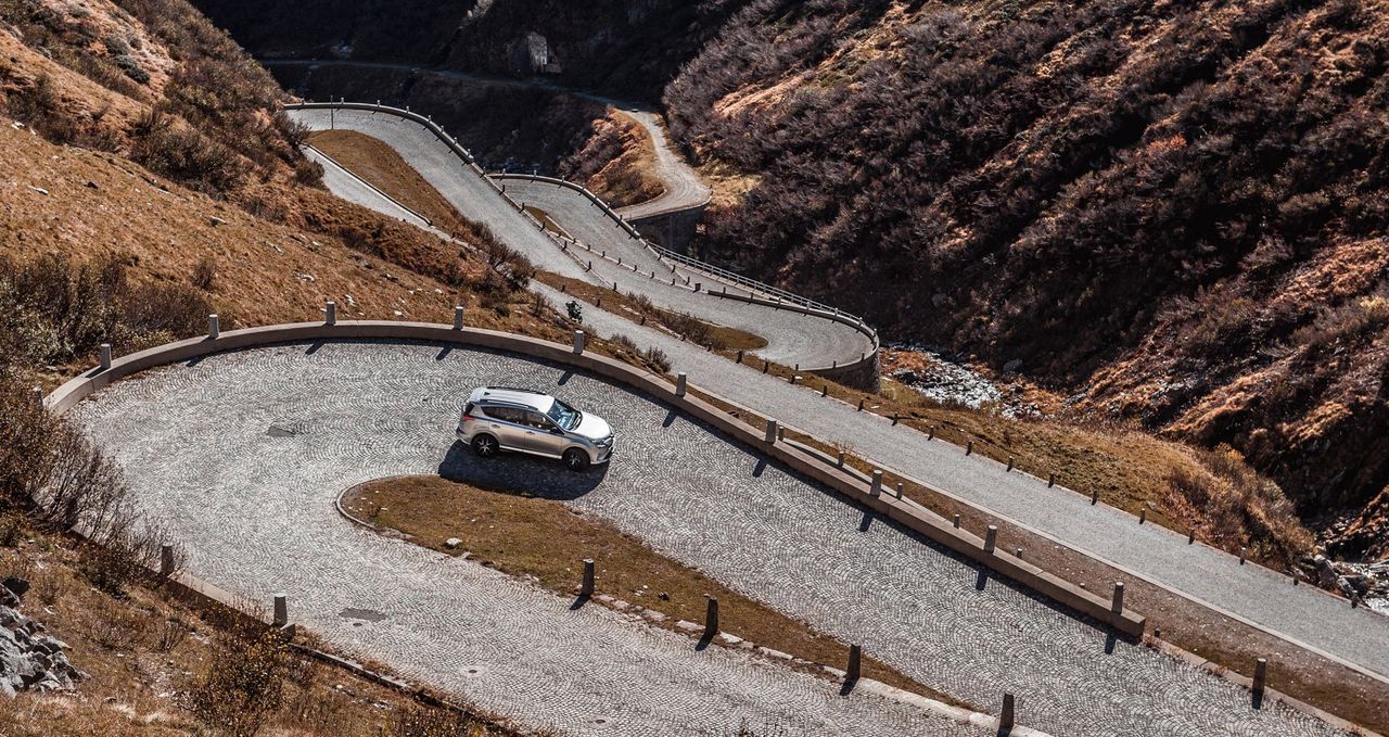 37 zakrętów i wjazd na 2108 m n.p.m. Jedna z najbardziej niesamowitych dróg na świecie