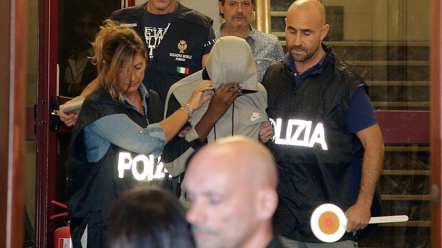 Zatrzymanie trzeciego nastolatka ws. gwałtu na plaży Miramare w Rimini 