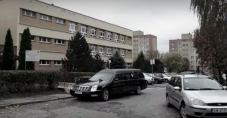 Karawany przed podstawówką. Uczniowie dostali ulotki ze zniżką na pogrzeb