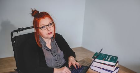 Pampers zamiast łazienki. Niepełnosprawna pani Renata obawia się pobytu w szpitalu