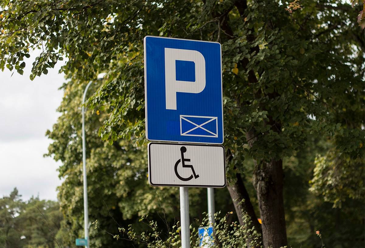 Awantura w Zgierzu. Sąsiadka postawi parkomat i będzie kasować za parking