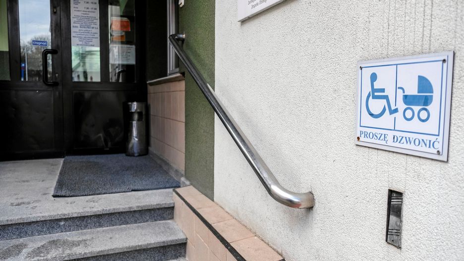 Rzeszowski ratusz nie ma podjazdu dla wózków