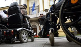 Opiekunowie osób niepełnosprawnych mają dość. Pozywają państwo
