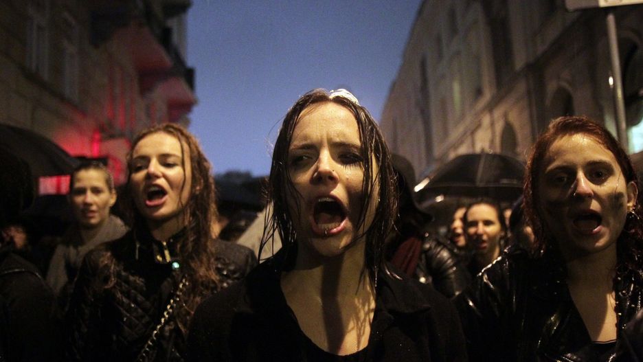 Październik 2016 r. Uczestniczki "Czarnego protestu" demonstrują przeciwko zaostrzeniu przepisów o aborcji przed Teatrem Polskim. W środku na gali przebywał prezydent Andrzej Duda i prezes PIS Jarosław Kaczyński.