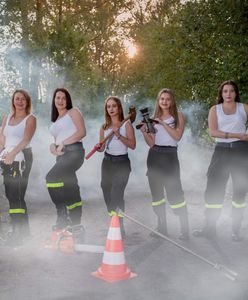 Ponętne strażaczki w kalendarzu. Kuszą w słusznej sprawie [ZDJĘCIA]