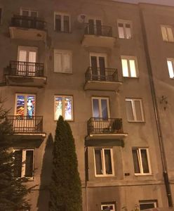 Niepozorna kamienica skrywa sekret. Nocą widać najwięcej