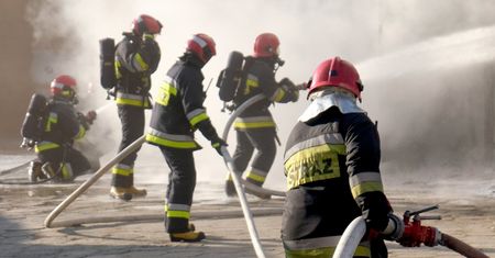 Strażacy pojechali gasić pożar własnymi samochodami