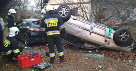 Pijany kierowca dachował. Wpadł autem na prywatną posesję