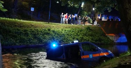 Olsztyn. Auto straży miejskiej wpadło do rzeki