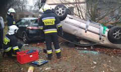 Pijany kierowca dachował. Wpadł autem na prywatną posesję