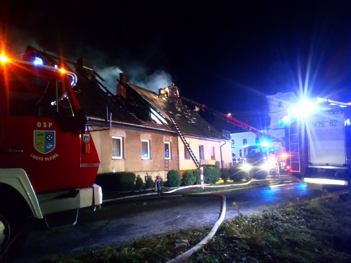 Pożar domu w Biskupicach. Ranny strażak