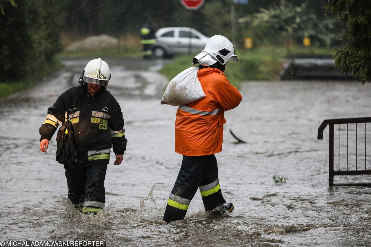 Intensywny deszcz i burze na południu Polski. Groźba kolejnych podtopień i alarmów powodziowych