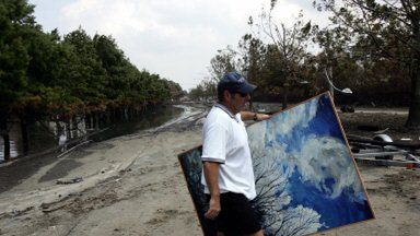 Mieszkaniec Nowego Orleanu ratuje swój dobytek