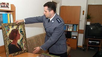 Rzecznik Kom. St. Policji nadkom. M. Sokołowski prezentuje odzyskane przez policję obrazy.