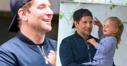 Bradley Cooper wreszcie wyszedł z domu! Na zdjęciach z córką wygląda prawie jak nastolatek