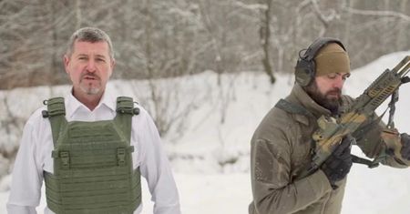 Dyrektor firmy dał się postrzelić z AK47. Pokazał, że jego produkt działa