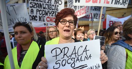 500+ może przestać płynąć. Urzędnicy przymierzają się do strajku