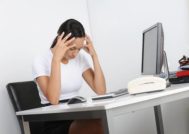 Zestresowana kobieta za biurkiem 