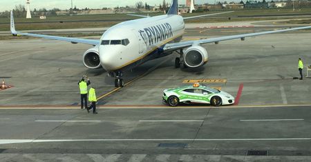 Na lotnisku w Bolonii samoloty prowadzi lamborghini huracan. Włosi mają styl