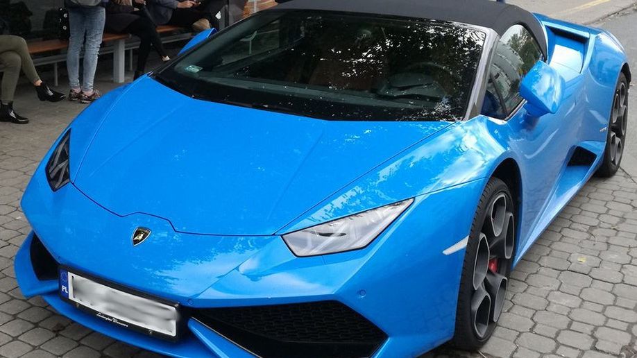 Lamborghini Huracan zaparkowane na przystanku autobusowym