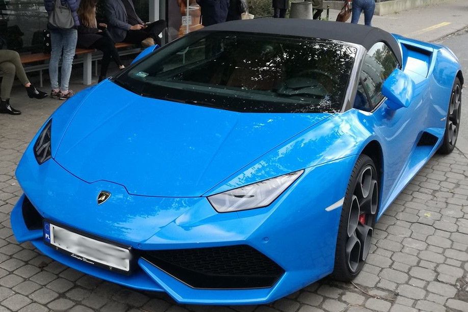 Zaparkował Lamborghini na przystanku. Pasażerowie wysiadali wprost na superauto