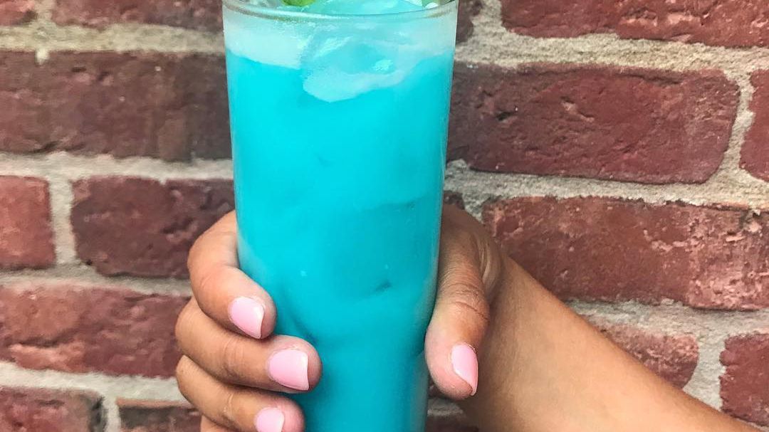Błękitny drink z likierem Blue Curacao z gorzkich pomarańczy