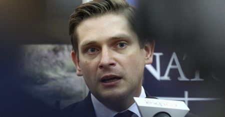 Wiceszef MON wyśmiewa Francuzów. Internet reaguje