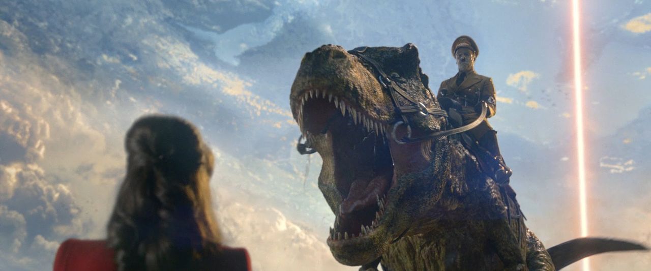 "Iron Sky: The Coming Race" - Hitler ujeżdżający dinozaura w zwiastunie komedii