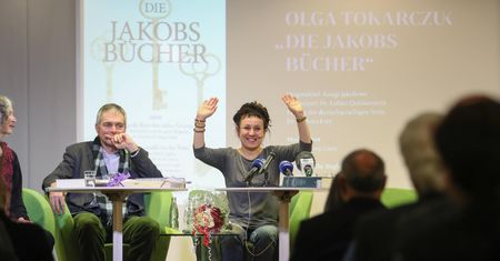 Olga Tokarczuk z literacką Nagrodą Nobla. Warszawa uhonorowała noblistkę w niecodzienny sposób