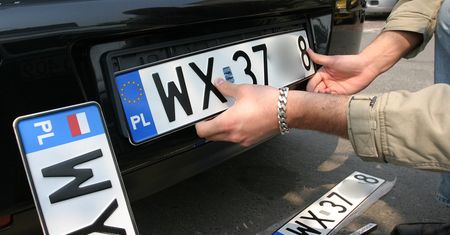 Po latach ministerstwo jest gotowe. Jedna tablica na cały okres użytkowania auta