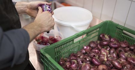 Głodowe pensje i zastraszanie. Z niewolniczej pracy obcokrajowców korzystały bardzo znane restauracje w Warszawie