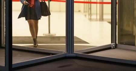 Ania mieszka we Wrocławiu i zarabia 3500 zł. Zastanawia się, czy nie zmienić pracy