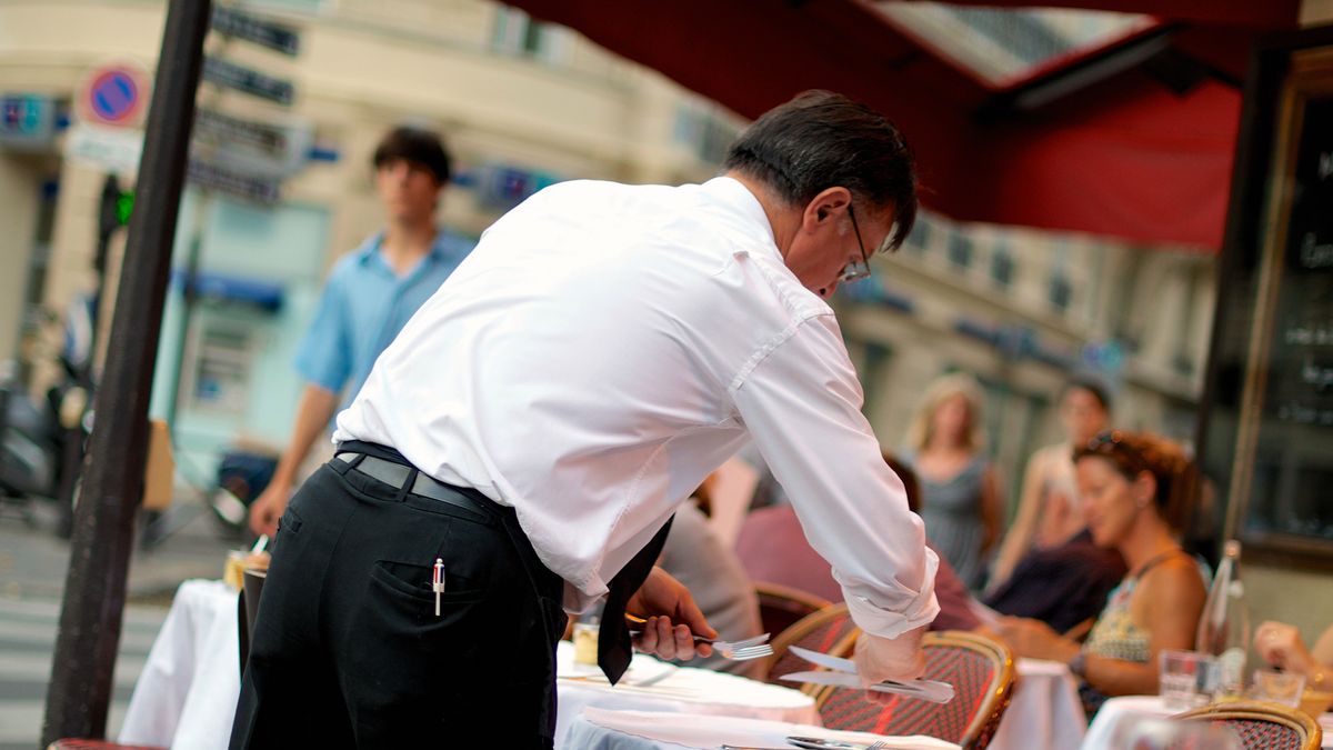 Usług trzymają się mocniej niż przemysł.