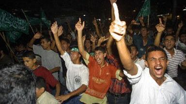 Demonstrujący Palestyńczycy