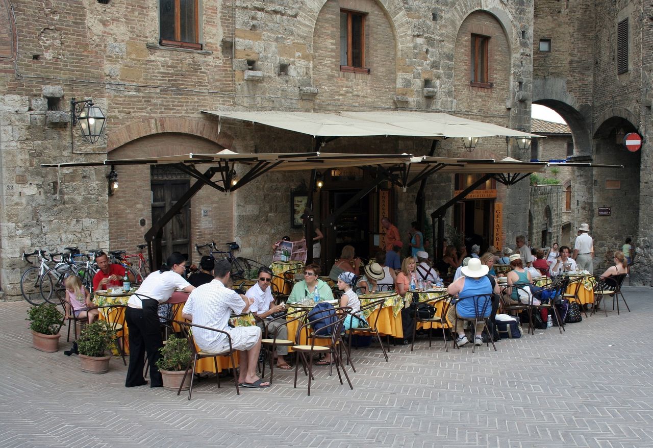 Burza wokół napisu o wyłącznie włoskim personelu w restauracji