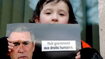 Demonstracja przed amerykańską ambasadą w Brukseli