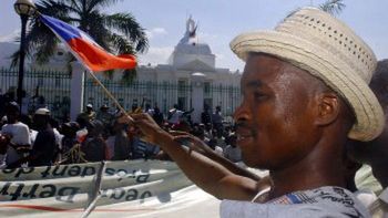 Demonstracja przed pałacem prezydenckim