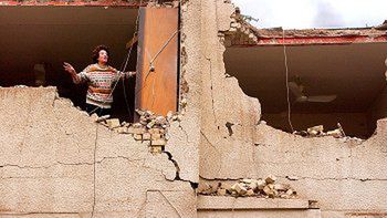 Częściowo uszkodzony budynek w Bagdadzie zniszczony po wybuchu samochodu - pułapki przed restauracją Nabil