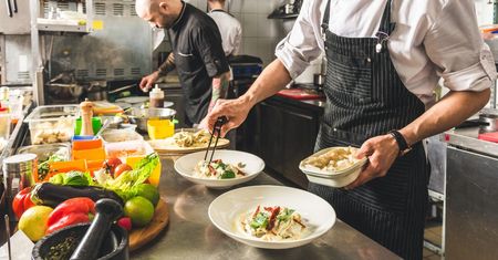 Ekspert wylicza nieuczciwe praktyki restauratorów. Jak nie dać się oszukać?