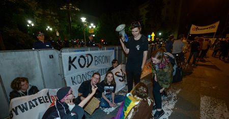 Nocne protesty przed Sejmem. Część demonstrantów została