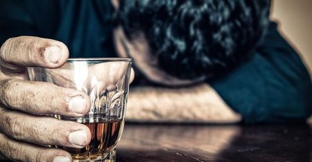 Należysz do tej grupy zawodowej? Uważaj, jesteś zagrożony alkoholizmem