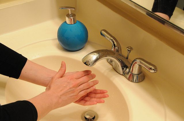 Jednym z najskuteczniejszych sposobów na uniknięcie choroby jest częste mycie rąk.