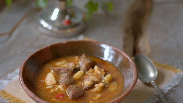 Bogracz, czyli gulasz z kociołka. Węgierski klasyk