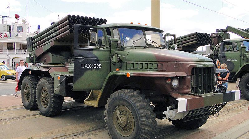 Wyrzutnia rakiet BM-21 "Grad" jeździ na wiekowym Uralu