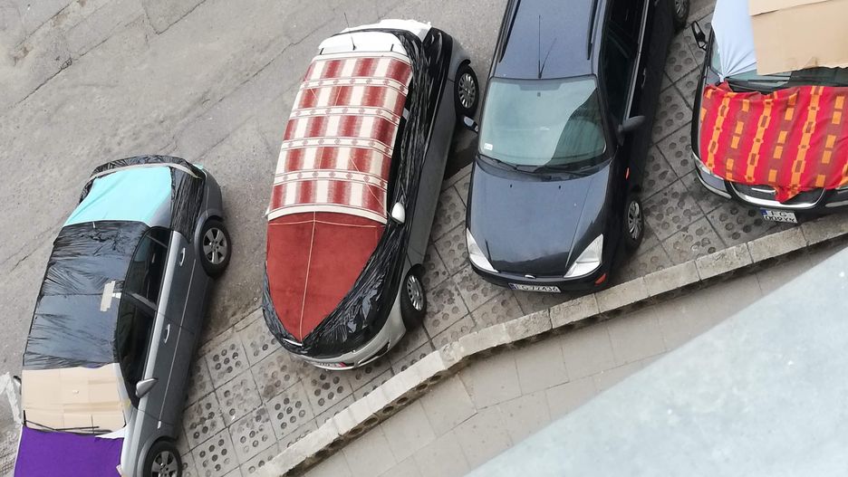 Tak niektórzy kierowcy zabezpieczają swoje samochody przed gradem. Pomysł słuszny, ale warto też mieć ubezpieczenie