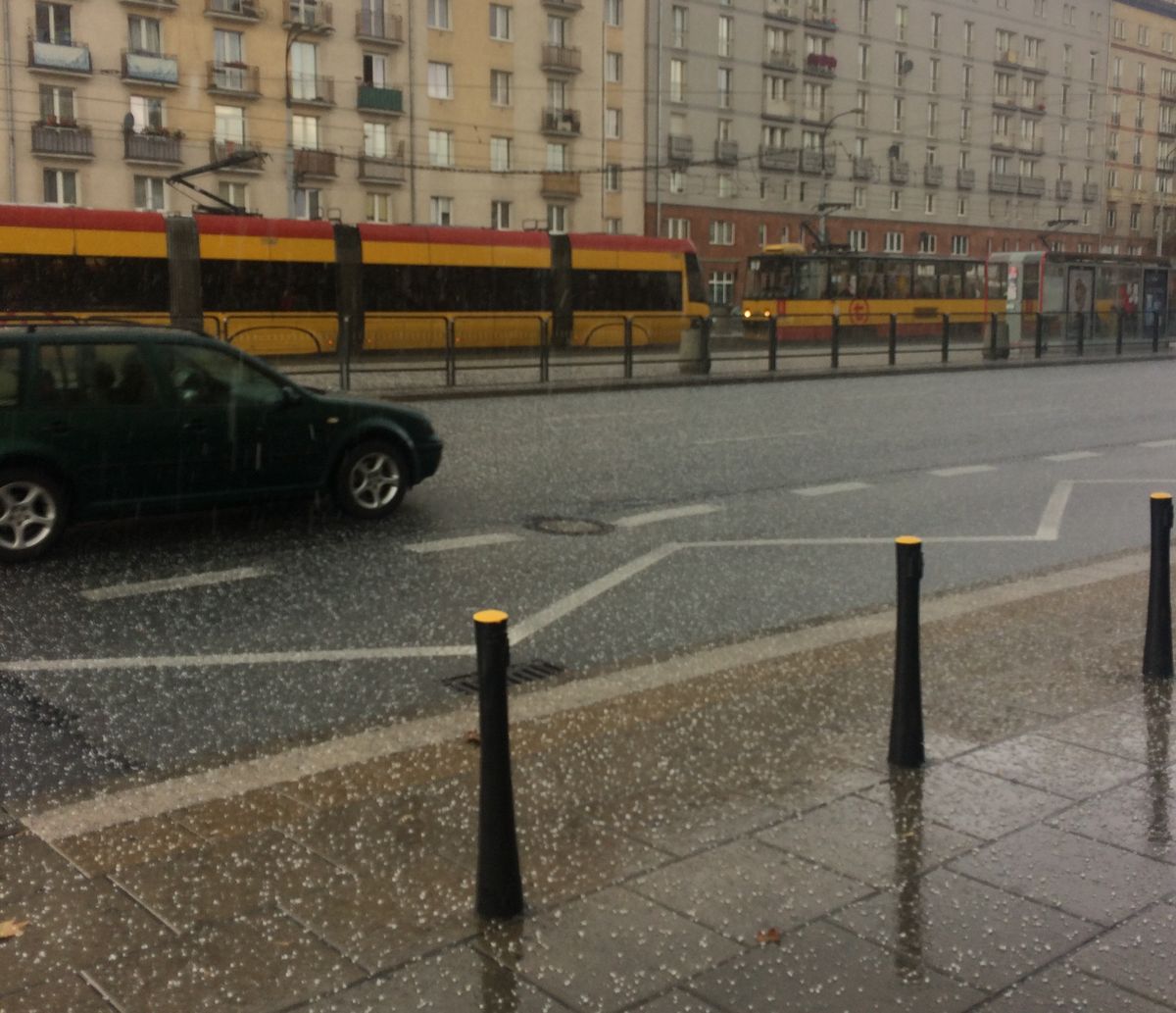 Warszawa. Burza i grad w stolicy. "Grzmi konkretnie"