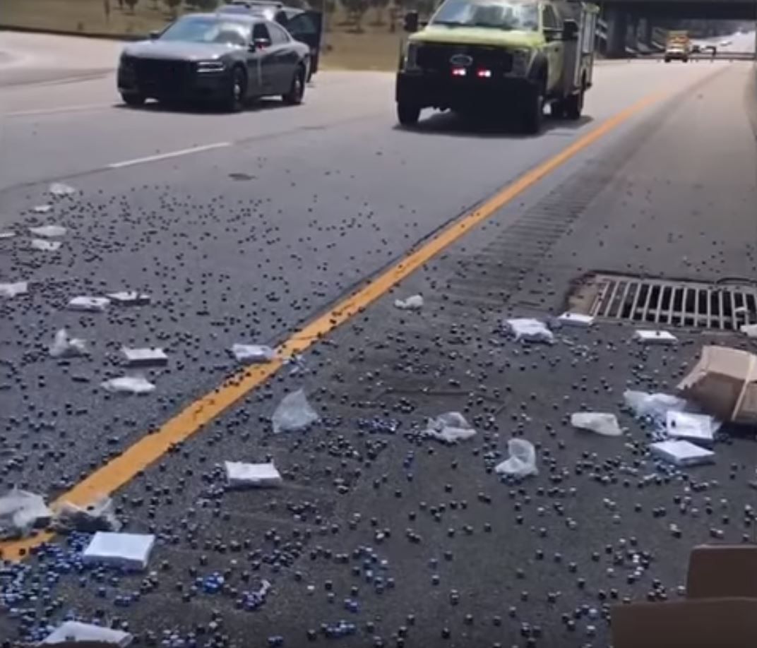 Pickup z kośćmi do gry zrzucił pół ładunku na autostradę. Prawdopodobnie pobił rekord