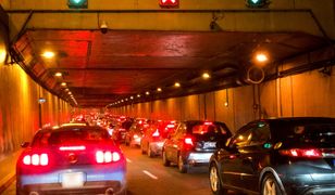 Warszawa. Wisłostrada zablokowana po wypadku. Policjanci w szpitalu