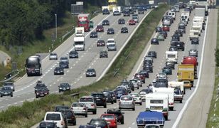 Wypadek na A4. Osobówka wjechała w przyczepę kempingową